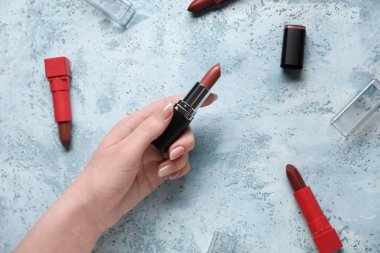 Arkaplanda ruj izi olan bir kadın.