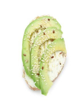 Beyaz arka planda avokadolu lezzetli bruschetta.
