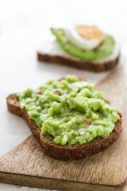 Lezzetli avokado tostları masada.