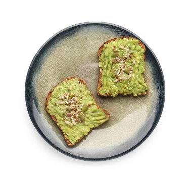 Beyaz zemin üzerinde lezzetli avokado tostları tabağı