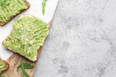 Arka planda leziz avokado tostları, yakın plan.