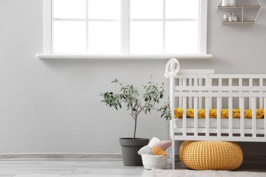 Yatak odasının içinde bebek beşiği