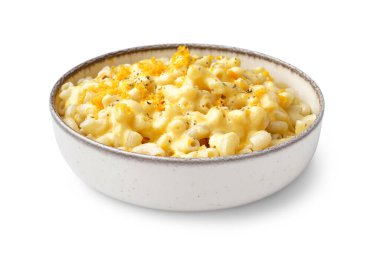 Beyaz zemin üzerinde Çedar peyniri olan bir kase lezzetli İtalyan makarnası.