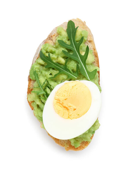 Вкусная брускетта с авокадо и вареное яйцо на белом фоне