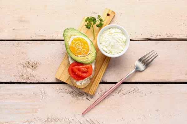 Bord Van Smakelijke Bruschetta Met Avocado Roomkaas Lichte Houten Achtergrond — Stockfoto