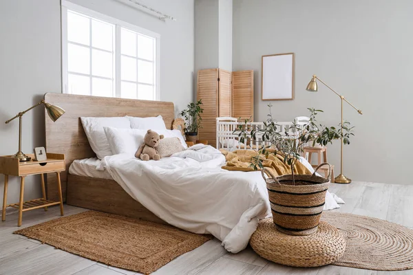 Interior Kamar Tidur Ringan Dengan Tempat Tidur Dan Tempat Tidur — Stok Foto