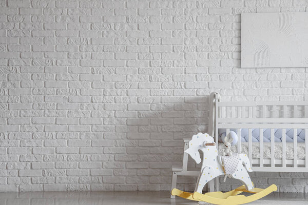 Детская кроватка с игрушками в интерьере светлой спальни