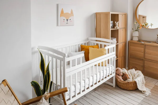 Bebek Beşiği Çekmecesi Aynası Olan Aydınlık Yatak Odasının Içinde — Stok fotoğraf