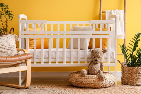 带有婴儿床 扶手椅和梯子的时髦卧房室内 — 图库照片