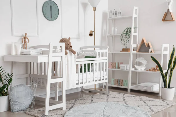Interior Quarto Claro Com Berço Bebê Trocando Mesa Unidade Prateleira — Fotografia de Stock