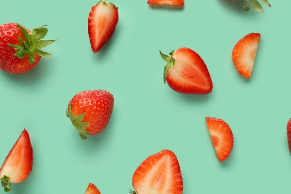 Scheiben Frischer Erdbeeren Auf Blauem Hintergrund — Stockfoto