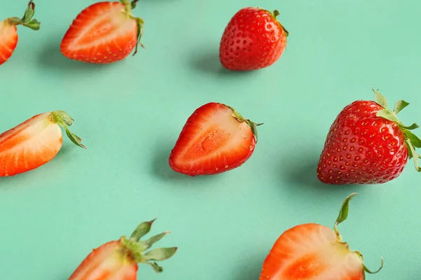 Slices Fresh Strawberries Blue Background — Stock Photo, Image