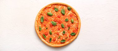 Beyaz arka planda lezzetli pizza margaritası, üst manzara.