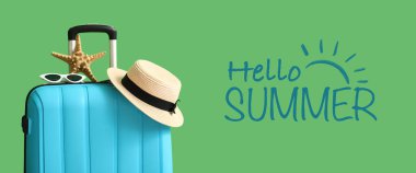 Plaj şapkalı bavul, güneş gözlüğü ve yeşil arka planda deniz yıldızı. Merhaba yaz.