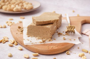 Beyaz arka planda lezzetli helva ve fıstıklı pano.