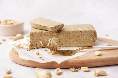 Beyaz arka planda lezzetli helva ve fıstıklı pano.