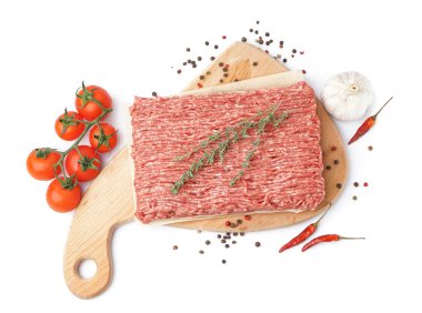 Beyaz arka planda taze kıyma, kekik, domates ve kırmızı biberli pano.