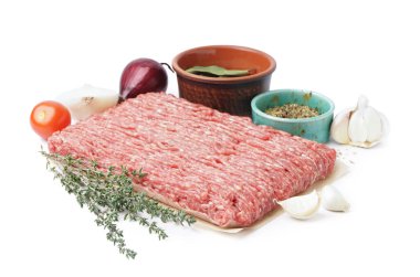 Beyaz arka planda domatesli, soğanlı, sarımsaklı ve baharatlı taze et.