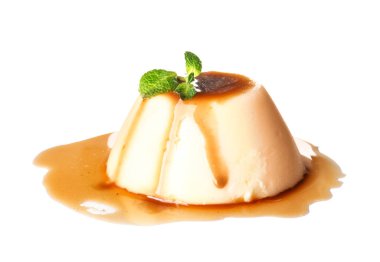 Karamel şurubuyla kaplı nefis puding ve nane beyaz arka planda izole edilmiş.