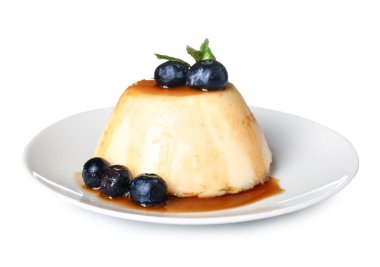 Lezzetli puding, nane ve karamelli yaban mersini ile kaplı tabaklar beyaz arka planda izole edilmiş.