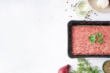 Beyaz grunge arka planda taze et ve bitkilerle plastik paket.