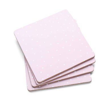 Beyaz arka planda izole edilmiş pembe içecek altlıkları.