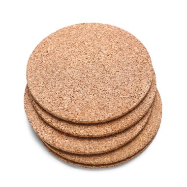 Beyaz arka planda izole edilmiş ahşap bardak altlıkları.