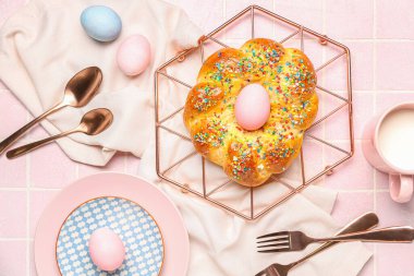 Lezzetli İtalyan Paskalya ekmeği ve pembe fayanslı yumurta tablosu.