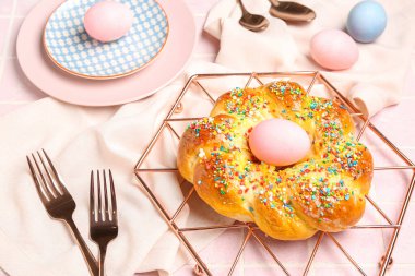 Lezzetli İtalyan Paskalya ekmeği ve pembe fayanslı yumurtalar, yakın plan.