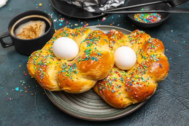 Lezzetli İtalyan Paskalya ekmeği ve koyu arka planda bir fincan kahve, yakın plan.