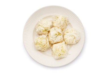 Beyaz arka planda lezzetli Türk Pismaniye tabağı