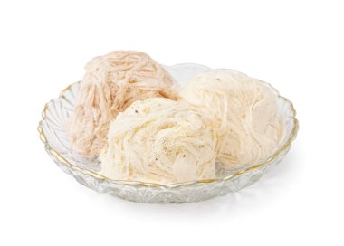 Beyaz arka planda lezzetli Türk Pismaniye tabağı