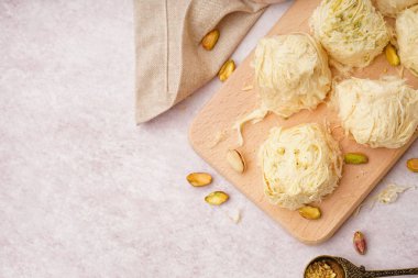 Açık arkaplanda lezzetli Türk Pismaniyesi, yakın plan