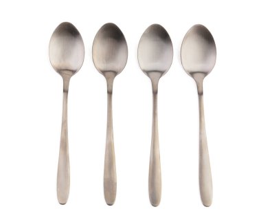 Beyaz arka planda paslanmaz çelik kaşıklar