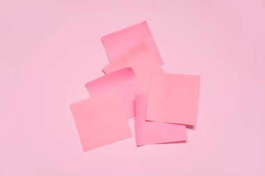 Soluk pembe arkaplanda yapışkan notlar