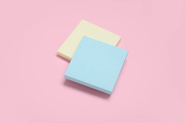 Soluk pembe arkaplanda yapışkan notlar