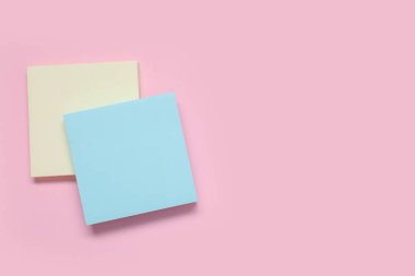 Soluk pembe arkaplanda yapışkan notlar