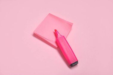 Pembe arkaplanda işaret olan yapışkan bir not