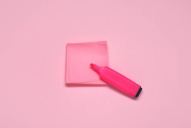 Pembe arkaplanda işaret olan yapışkan bir not