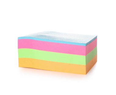 Beyaz arka plan üzerinde izole renkli yapışkan not yığınını