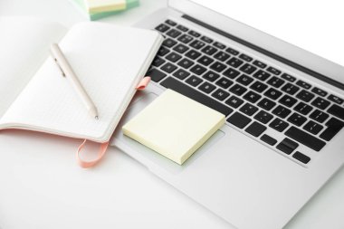Beyaz masa üzerinde yapışkan notlar olan dizüstü bilgisayar