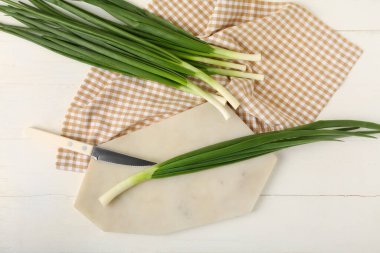 Açık ahşap zemin üzerinde taze yeşil soğan olan tahta.