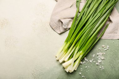 Grunge arka planında taze yeşil soğan