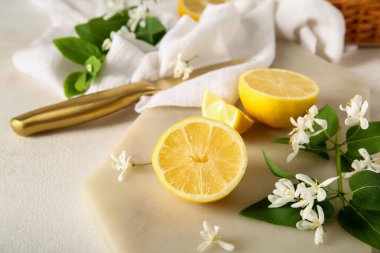 Beyaz masanın üzerinde açan dalları olan limon tahtaları.