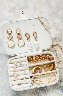 Beyaz grunge arka planında şık mücevherlere sahip bir organizatör