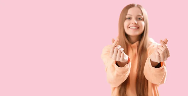 Щаслива Молода Жінка Светрі Робить Серця Пальцями Рожевому Фоні Простором — стокове фото