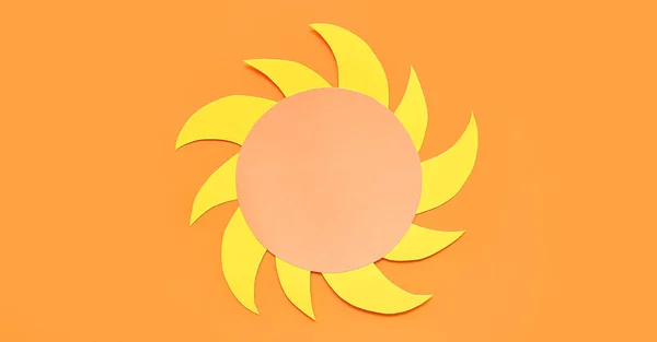 太阳是由橙色背景的纸制成的 — 图库照片