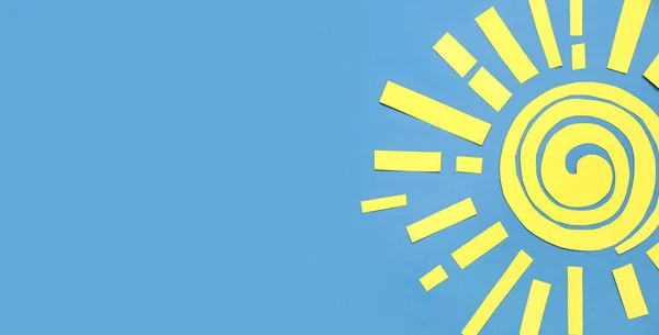 Słońce Wykonane Papieru Niebieskim Tle Miejscem Tekst — Zdjęcie stockowe