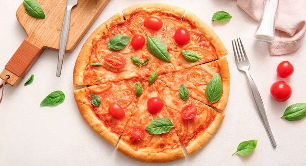 Gustoso Taglio Pizza Margarita Sfondo Bianco Vista Dall Alto — Foto Stock