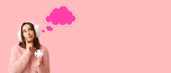Продумана Молода Жінка Вухами Паперовою Сніжинкою Пустою Бульбашкою Мовлення Рожевому — стокове фото